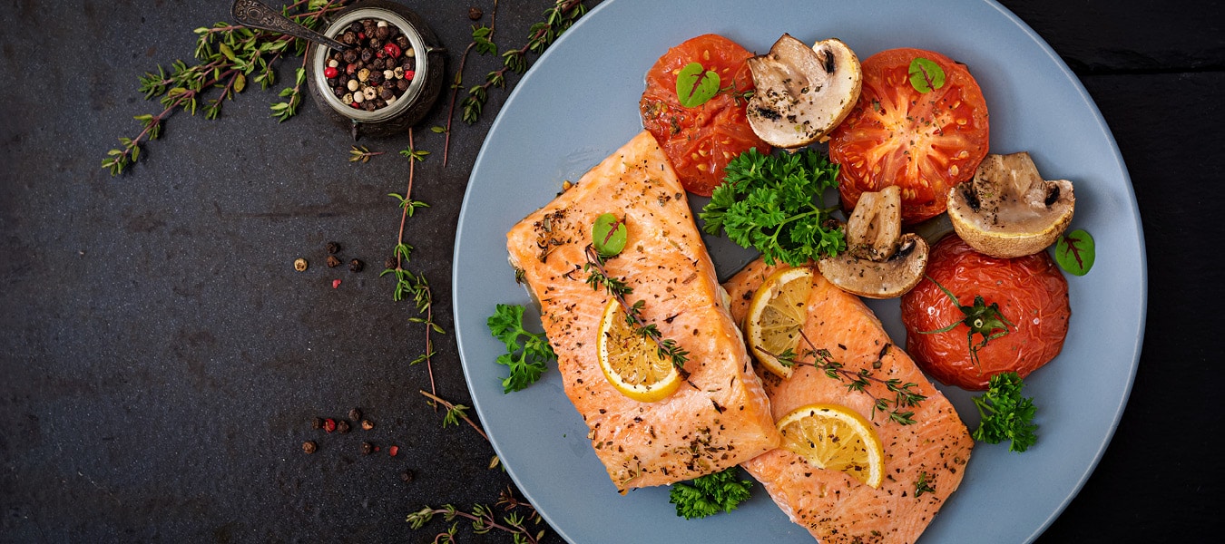 Salmon plated dinner with tomatoes and mushrooms